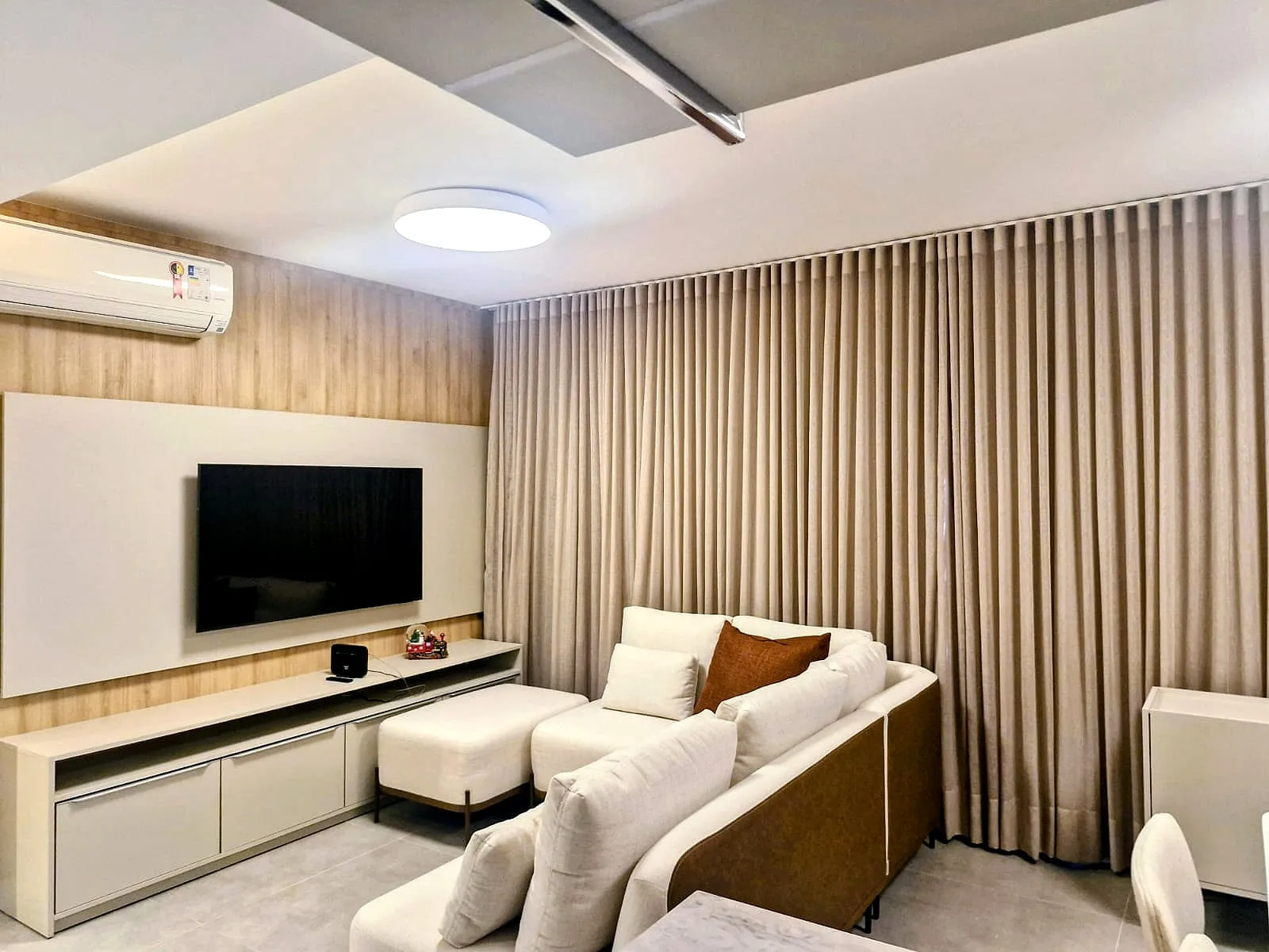 Home theater com cortina wave bege