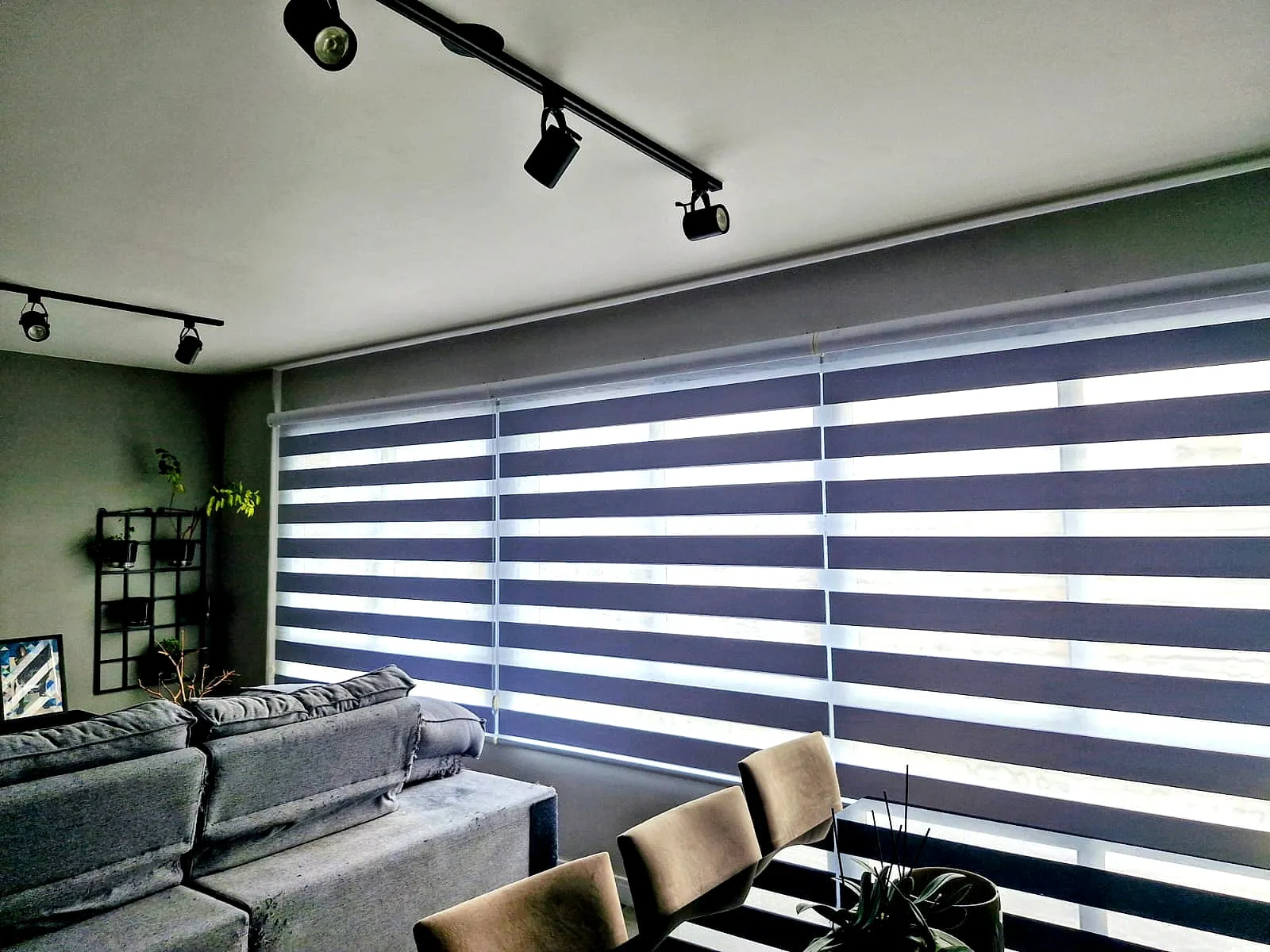 Living integrado com persiana double vision