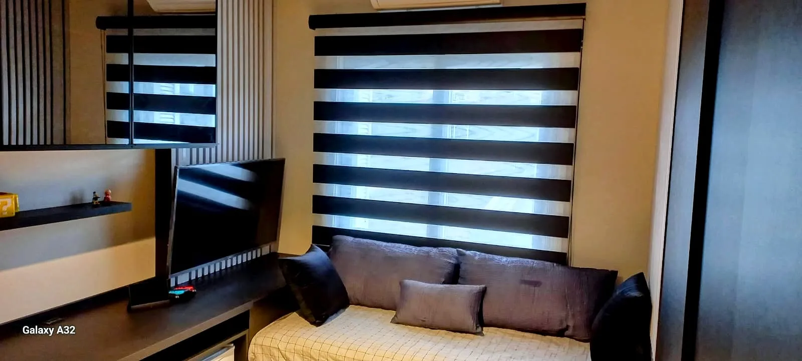 Quarto com persiana double vision preta