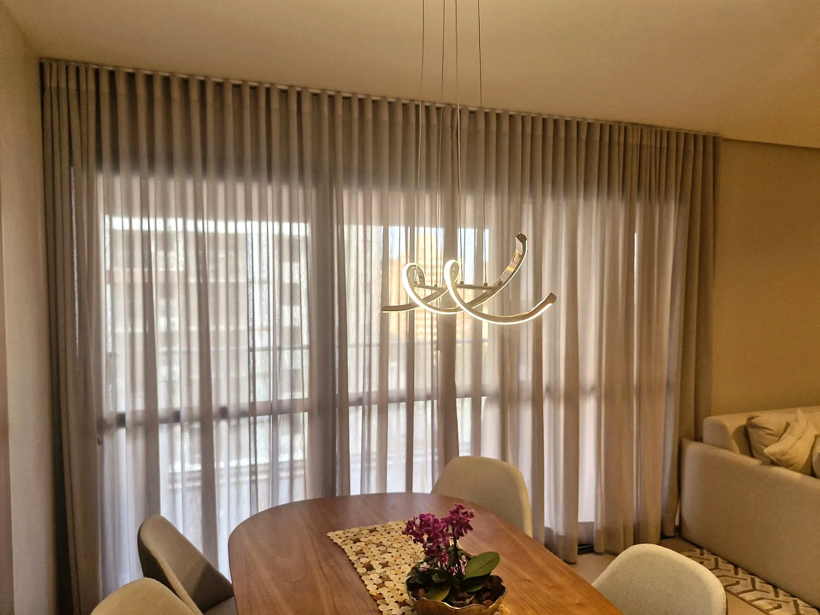 Sala de jantar com cortina wave em voil bege